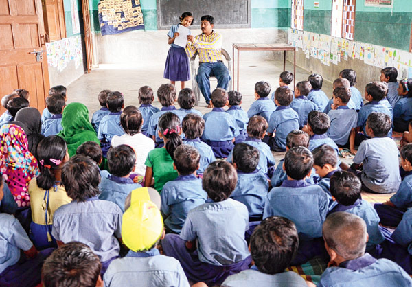 পুজোর ছুটিতেও স্কুল খোলা, পড়া-খেলায় মেতে পড়ুয়ারা