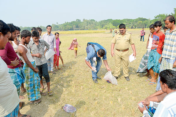 বধূর অর্ধনগ্ন দেহ মাঠে