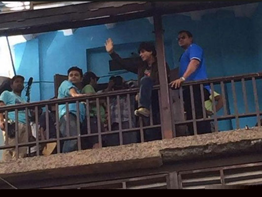 shahrukh khan climbs lamp post dgtl