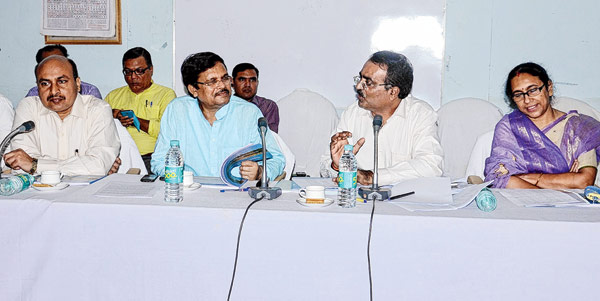 ছোট কাজে গতি, বড় থমকেই