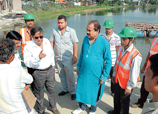 ঝিল ‘বোজানো’ বন্ধের নির্দেশ দিল পুরসভা