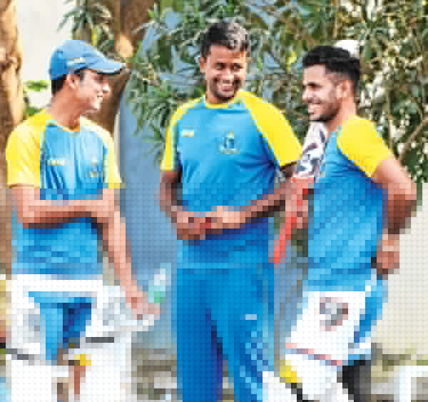 যুদ্ধের আগে ক্যাপ্টেন মনোজের সঙ্গে খোশমেজাজে বাংলার দুই অস্ত্র সুদীপ ও প্রজ্ঞান। ছবি: শঙ্কর নাগ দাস।