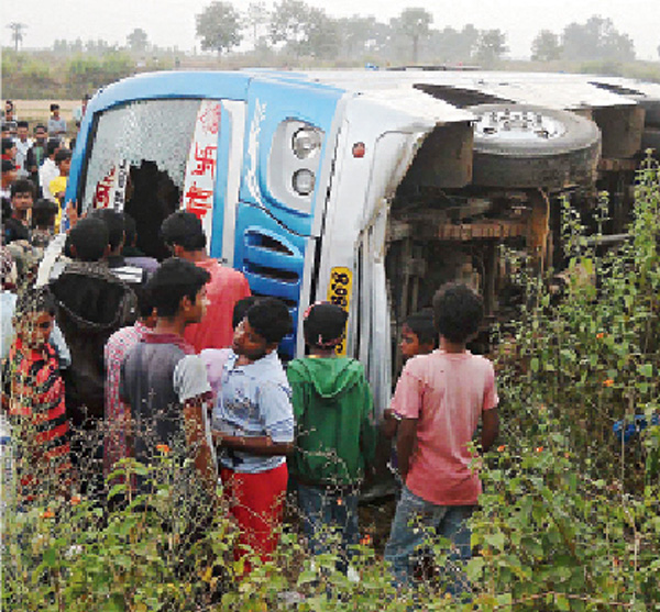 বাস উল্টে আহত ২৫