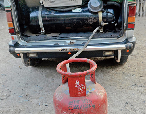 স্কুলের গাড়ি থেকে অ্যাম্বুল্যান্স, রান্নার গ্যাসে ছুটছে বহরমপুর