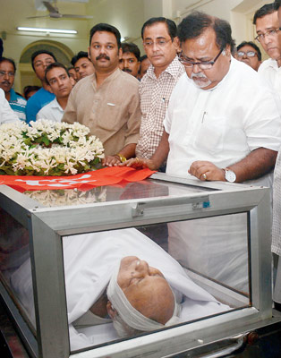 হাসিম আব্দুল হালিমকে শ্রদ্ধা পার্থ চট্টোপাধ্যায়ের। দেবস্মিতা ভট্টাচার্যের তোলা ছবি।