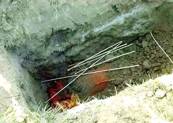 কবর থেকে তোলা হয়েছে দেহ। —নিজস্ব চিত্র।