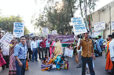 ছাত্রী ‘খুনে’ দোষীদের ধরার দাবিতে অবরোধ
