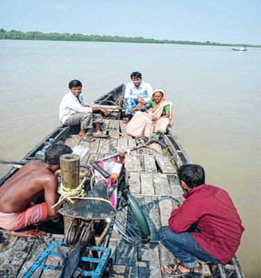 ফোন করলেই রাতবিরেতে নৌকো নিয়ে হাজির ‘নানি’