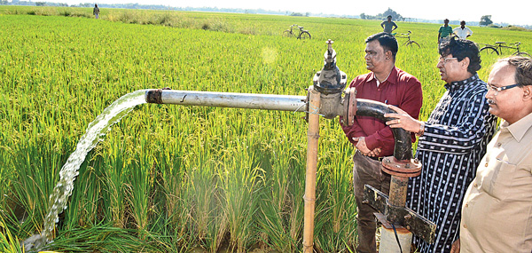 চাষের জল নিয়ে মন্ত্রীর সামনে ক্ষোভ চাষিদের