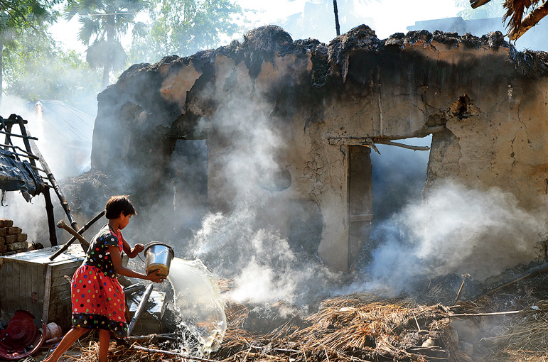 ভিটে বাঁচাতে মরিয়া ছোট হাত। কেতুগ্রামে অসিত বন্দ্যোপাধ্যায়ের তোলা ছবি।
