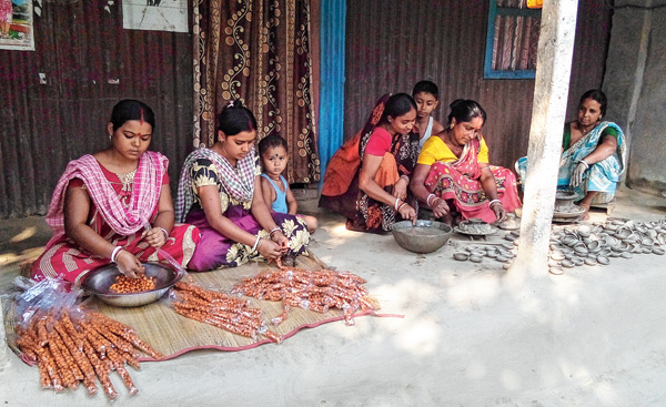 প্রদীপের বাজার নেই, পেশা বদল অনেকের