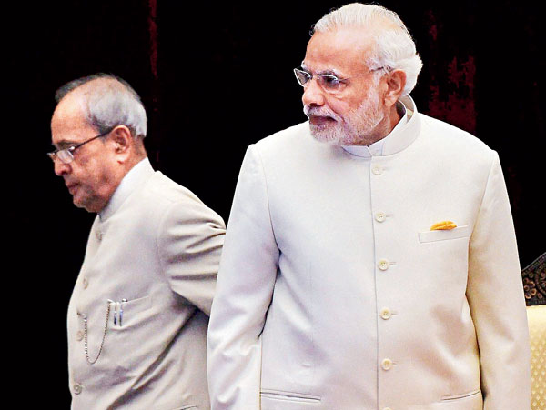 প্রণব-স্তুতি প্রধানমন্ত্রীর, অরুন্ধতীর পুরস্কার ফেরত