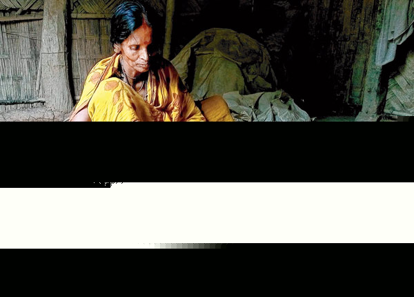 চিনা প্রদীপের আলোয় ম্লান মৃৎশিল্প