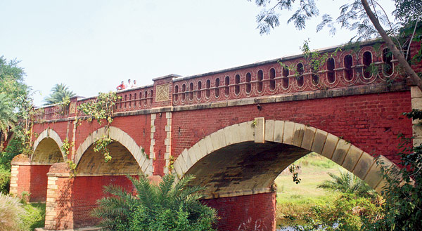 সংস্কারের অপেক্ষায় একশো পেরনো সেতু