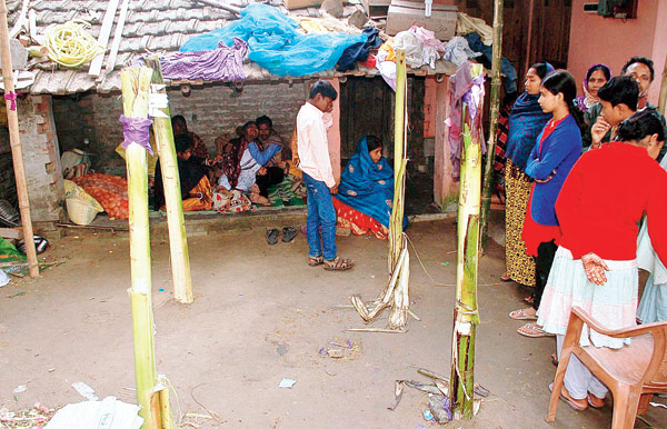 মেয়ের বৌভাত থেকে ফেরার পথে মৃত্যু মায়ের