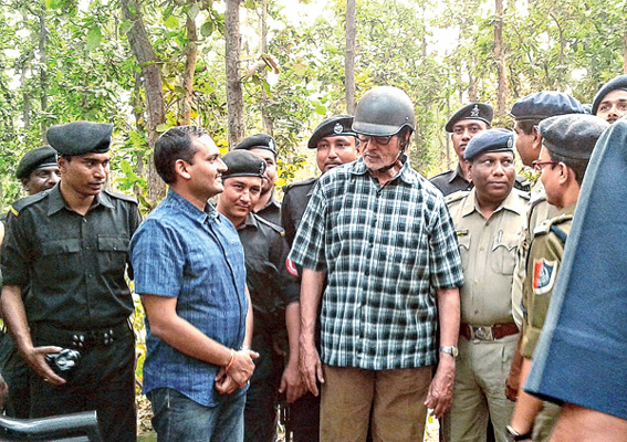 বর্ধমানের আউশগ্রামের আদুরিয়ার জঙ্গলে ‘তিন’ ছবির শ্যুটিংয়ে অমিতাভ বচ্চন। বুধবার ছবিটি তুলেছেন বিশ্বজিৎ রায়চৌধুরী।