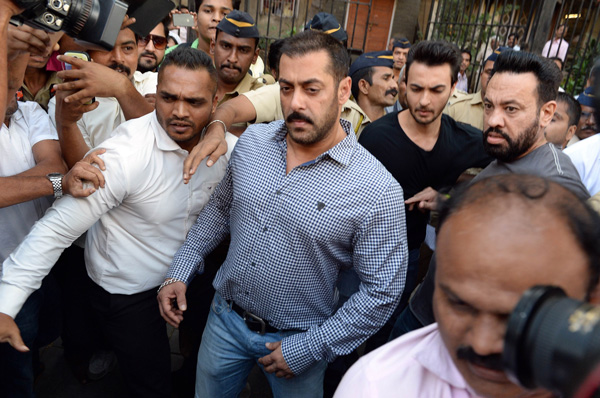 Salman's restrained tweet, jumps over wall around house to avoid crowd dgtl