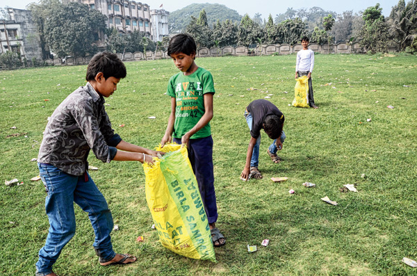 মাঠ সাফাইয়ে শিশু শ্রমিক