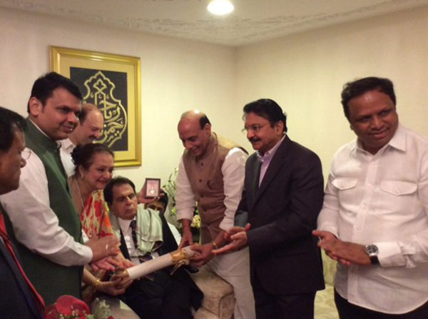 rajnath conferred padma vibhushan to dilip kumar dgtl