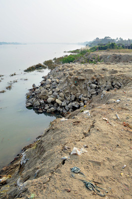 বোল্ডার, জমা সিমেন্ট ফেলে গঙ্গা ভরাট চলছে উত্তরপাড়ায়
