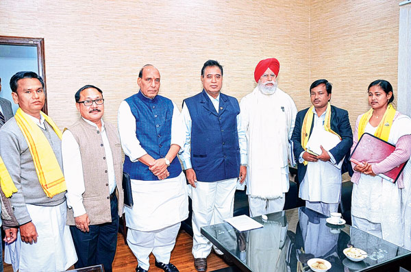 কিন্তু কখনও তৃণমূলের মিছিলে ঢিল ছোড়েনি! আর এখন পরিস্থিতি দেখুন। সভা চলাকালীন এলোপাথাড়ি ঢিল পড়ছি