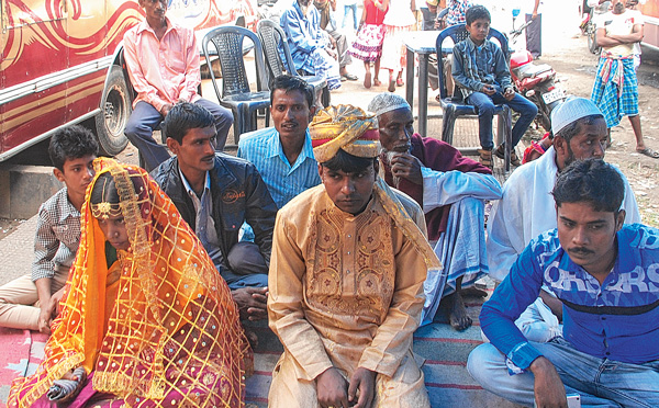 কাটোয়া বাসস্ট্যান্ডে চলছে বিয়ে। —নিজস্ব চিত্র।