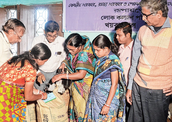 Women selling paddy seeds