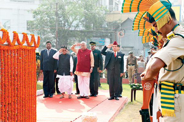 কাঁটাতারে বন্দি মানুষকে আশ্বাস জোগালেন ডিসি