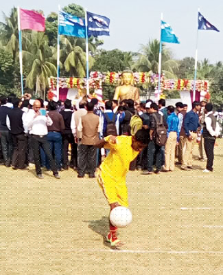 ফুটবলে মন জয় করলেন অমিত