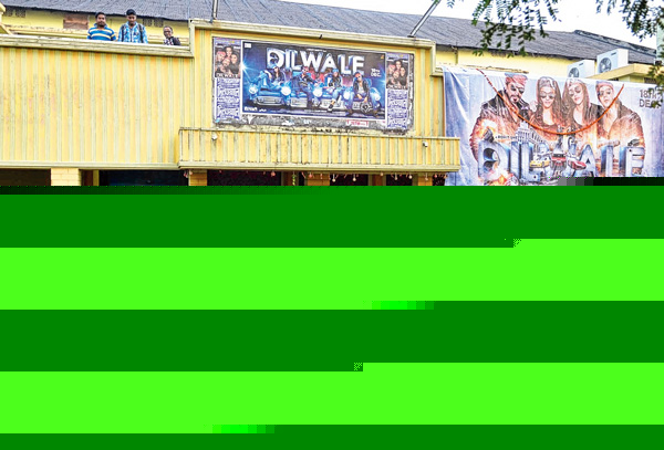 শাহরুখ-কাজলের টানে হলমুখী শহর