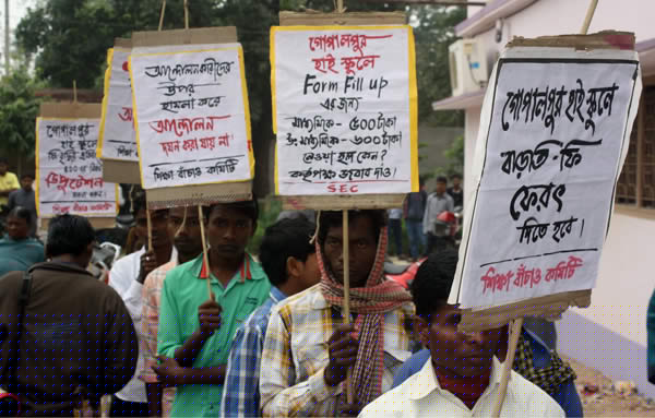 বেশি টাকা নিচ্ছে স্কুল, অভিযোগ