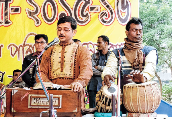 বই হাতে খুশির ঝিলিক দীপ্তিদের