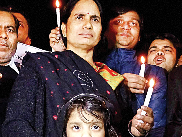 প্রতিবাদ মিছিলে নির্ভয়ার মা। সোমবার যন্তর মন্তরে। ছবি: পিটিআই