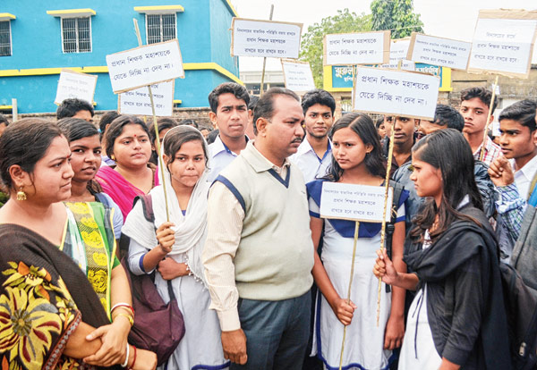 ‘যাবেন না স্যার’— আকুতি ছাত্রছাত্রীদের। ছবি: নির্মল বসু।