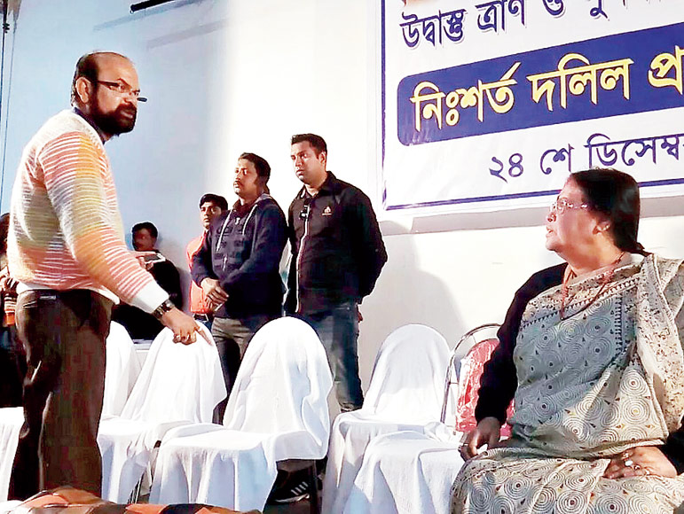 two ministers are quarrelling on open stage