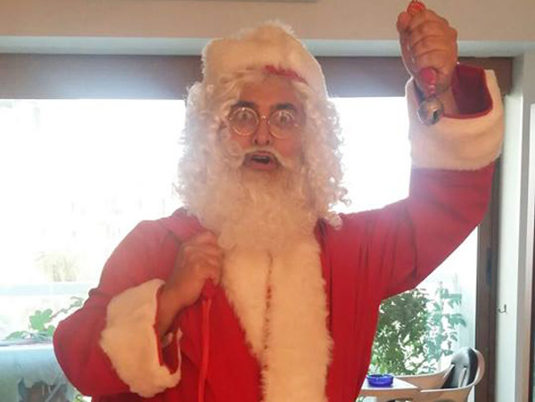 Aamir Khan plays Santa for son Azad dgtl