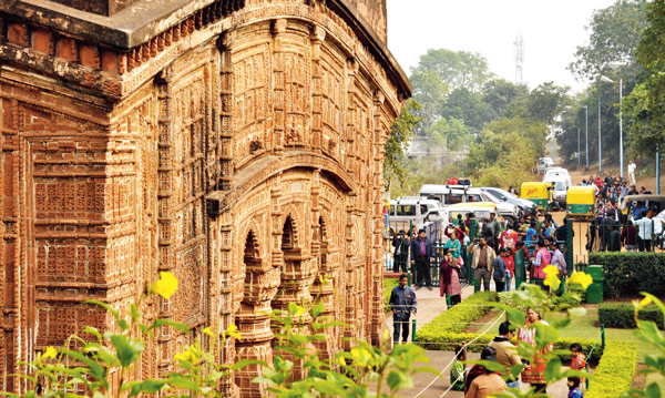 ঠাঁই পেতে নাকাল পর্যটকরা