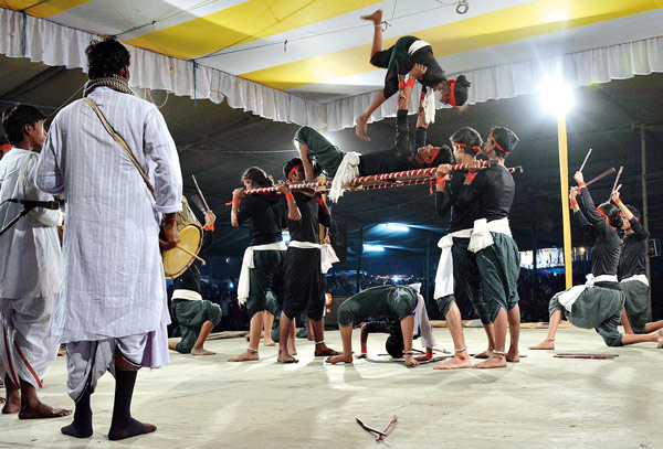 চলছে লোকনৃত্য। —নিজস্ব চিত্র