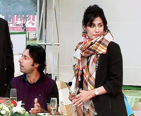 কাছে তবু দূরে। আরসিজিসির লাঞ্চ টেবিলে জ্যোতি ও চিত্রাঙ্গদা। —নিজস্ব চিত্র