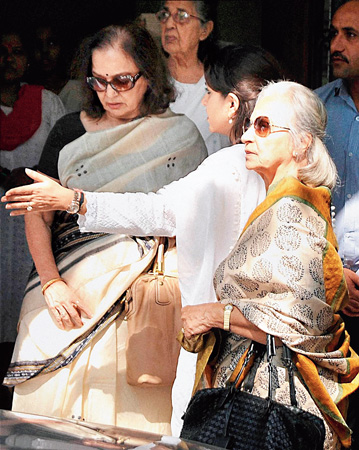 সাধনার শেষকৃত্যে আশা এবং ওয়াহিদা