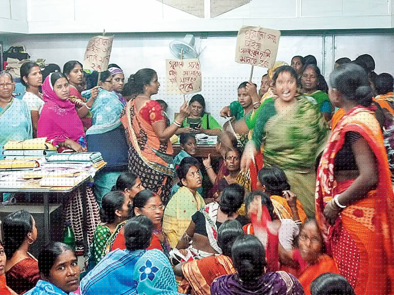 দুর্নীতিতে মদতের নালিশ, দিনভর ঘেরাও বিডিওকে