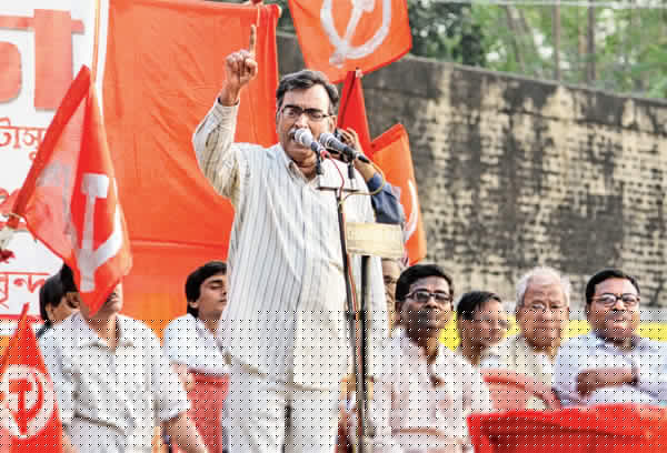 যথেষ্ট নয়। জনসভায় সূর্যকান্ত মিশ্র। বীরভূম, ২৩ নভেম্বর। ছবি: সোমনাথ মুস্তাফি।