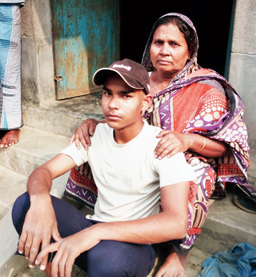 সন্তানদের মাথা উঁচু রাখতে লড়াই করে যান আর্জুনা