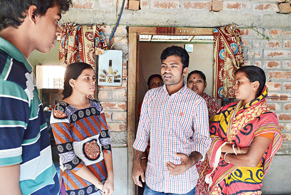 স্টেশনে আহত প্রৌঢ়কে বাঁচাতে এগিয়ে এলেন বাংলাদেশের যুবক