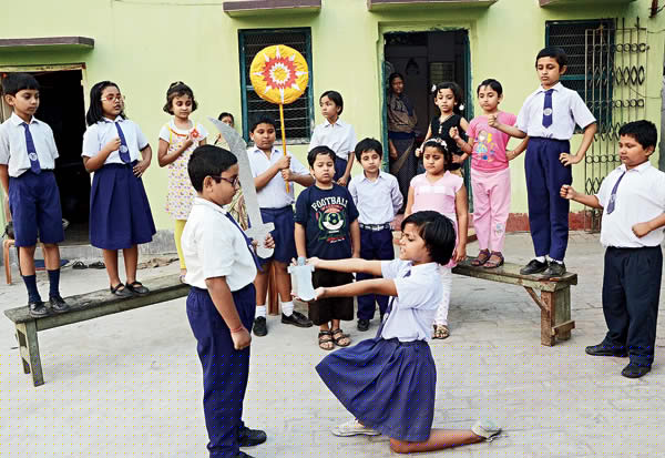 বার্ষিক পরীক্ষার প্রস্তুতির মধ্যেই নাটকের মহড়া খুদে শিক্ষার্থীদের
