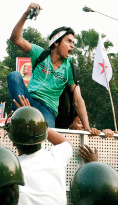 টেট-কাণ্ড নিয়ে রাজভবনে বাম ছাত্র-যুব  