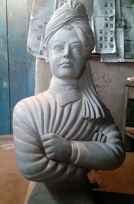 Swami Vivekananda's statue being installed in lalgarh dgtl