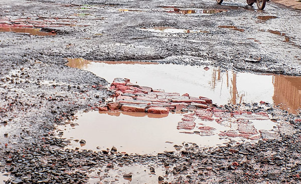 বারবার দুর্ঘটনা, তবু সারাই হয় না সড়ক