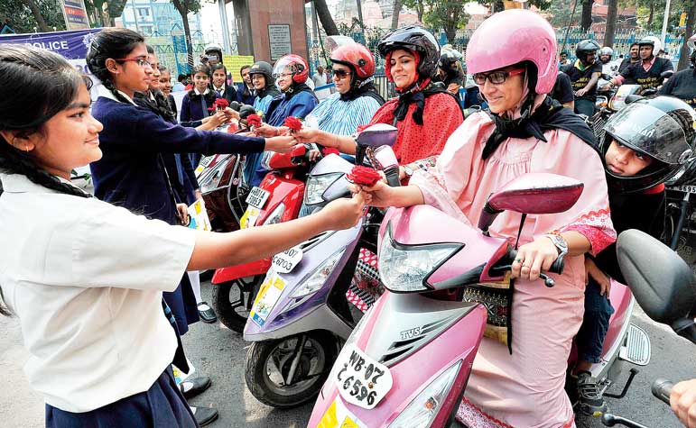 প্রশ্নের মুখে পথচারীদের সচেতনতাও