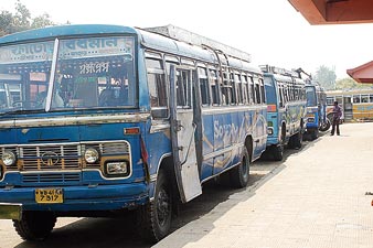 হঠাৎ বন্ধ বাস, বিপাকে যাত্রীরা